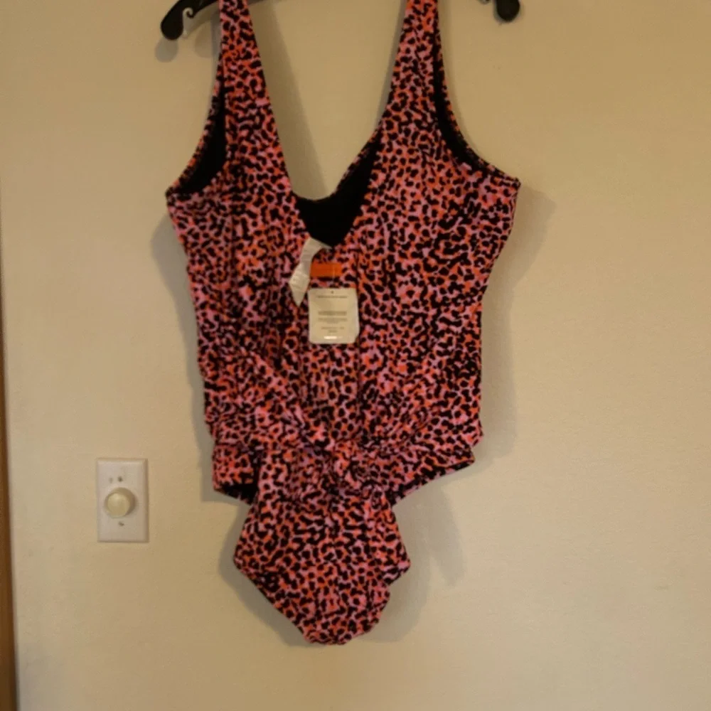 NWT Fabletics 4X Scoop Tie Back Shaping One-Piece Swimsuit Animal Print